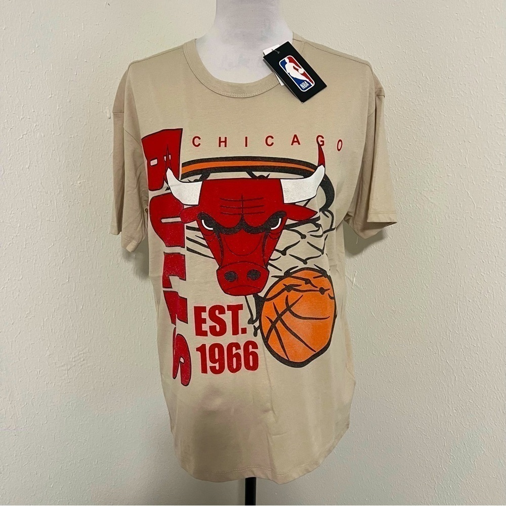 NBA Chicago Bulls Est. 1966 Short Sleeve Graphic Tee Cream Small Activewear NWT